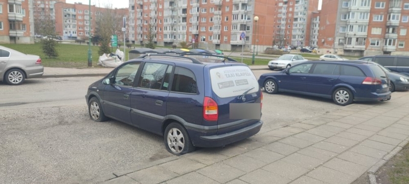 Atsakomybė: Brožynų gatvėje palikto nuleistomis padangomis taksi automobilio savininką teisėsauga susiras mikliai.