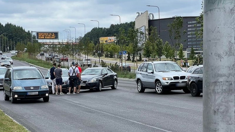 Trijų automobilių avarija vilniečius ilgam įklampino spūstyje