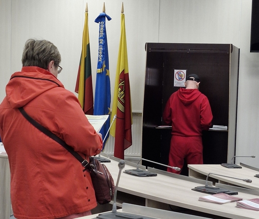 Balsavimas: vakar prasidėjo išankstiniai rinkimai, iš anksto balsuoti galima Klaipėdos savivaldybės administracijos pastate.