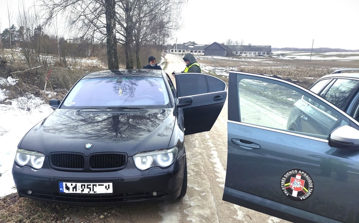 Pasieniečiai gaudė BMW vykusius Pakistano ir Indijos piliečius: vienas spruko snieguotu lauku