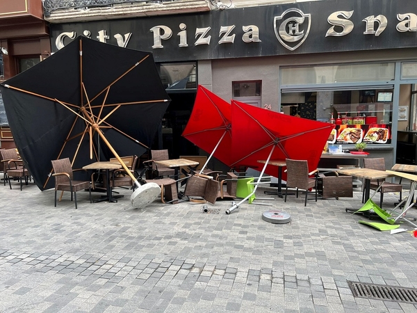 Briuselyje mikroautobusui įsirėžus į kavinės terasą, sužeisti šeši žmonės