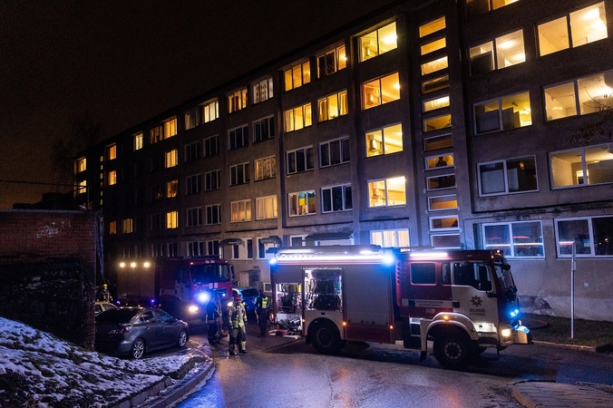 Vilniuje iš daugiabučio evakuojant žmones, kambaryje rastas lavonas