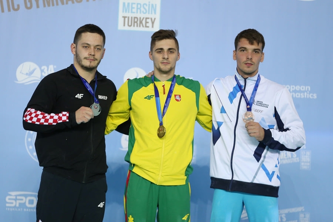Lyderis: kelialapį į Tokijo olimpiadą turintis R.Tvorogalas (viduryje) sėkmingai pasirodė Europos čempionate.