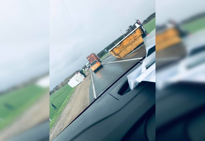 Nuo stipraus vėjo gūsio apvirto autobusiukas, vežęs baseiną