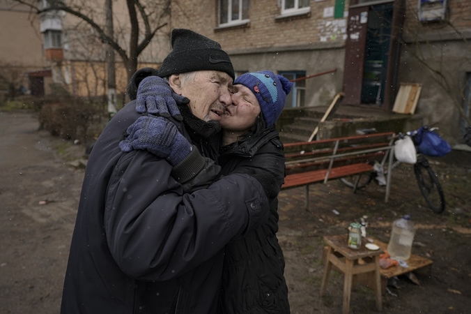 „Human Rights Watch“ aptiko įrodymų apie karo nusikaltimus Ukrainoje