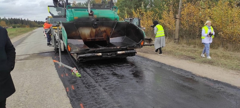 Inovacija: spe­cia­lis­tai ste­bi ir fik­suo­ja nau­jos dan­gos sa­vy­bes, ver­ti­na jos ir tra­di­ci­nio as­falt­be­to­nio skirtu­mus.
