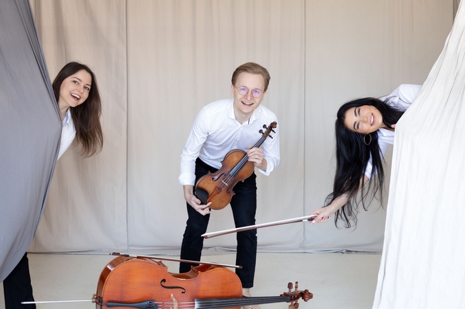 Trio: nuotaikingą edukacinę programą visai šeimai parengė pianistė L. Lankutytė-Levickė, smuikininkas K. Levickis ir violončelininkė K. Kupšytė.