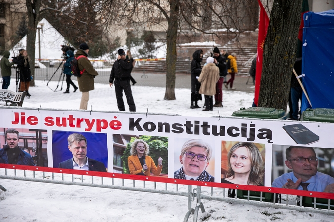 Šeimų sąjūdis prie Seimo pradėjo protesto akciją, o į kitus miestus vyks su dovanomis