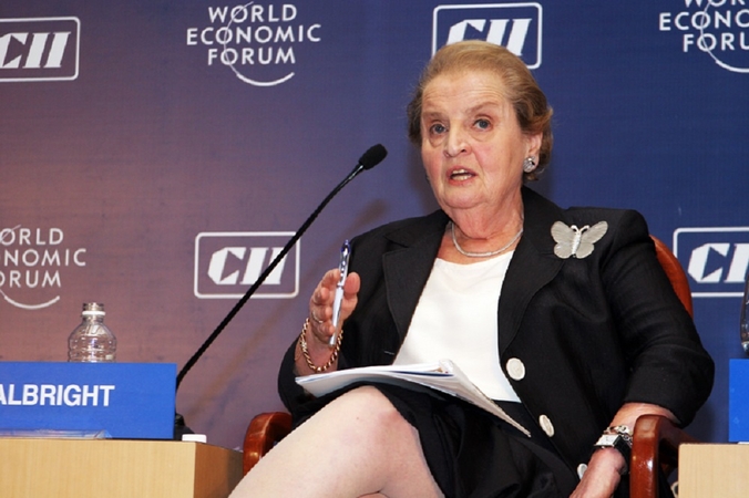 Asmenybė: palikusi valstybės sekretorės postą M.Albright buvo aktyvi tarptautinės politinės bendruomenės dalyvė.