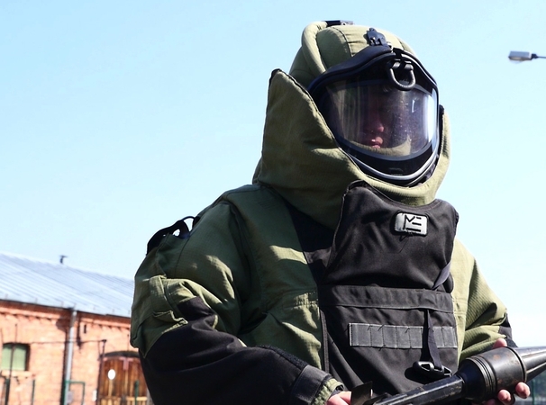 Nelengva kova su sprogmenimis: išminuotojai velkasi 36 kilogramus sveriantį kostiumą