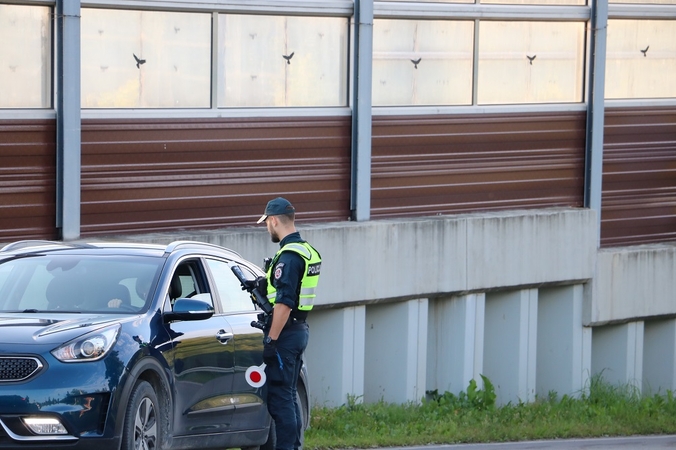 Magistralėje – lakstūnų „lenktynės“: vienas skriejo 126 km/val. greičiu, kitas – dar greičiau 