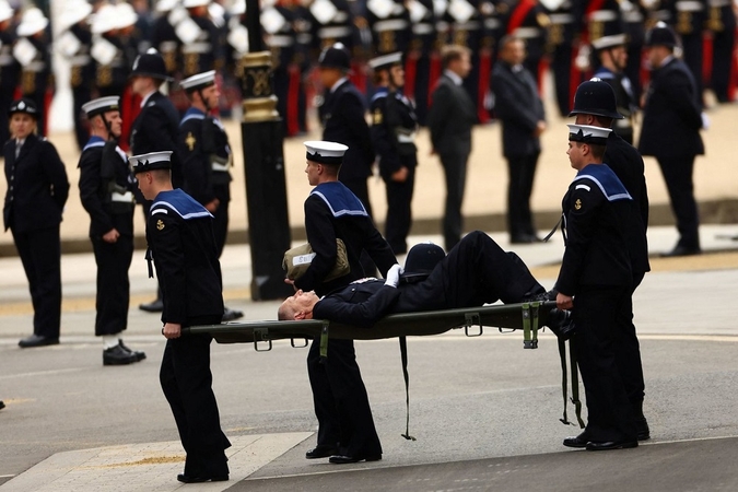 Dar viena nelaimė Elizabeth II laidotuvėse: ant neštuvų išneštas policijos pareigūnas