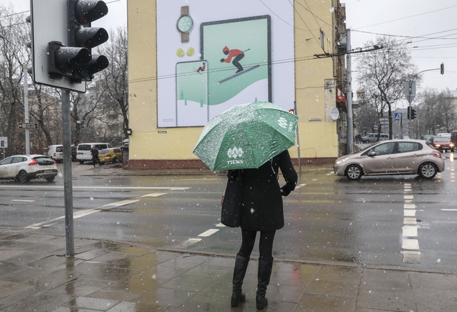 Įspėja: keliuose esama slidžių ruožų