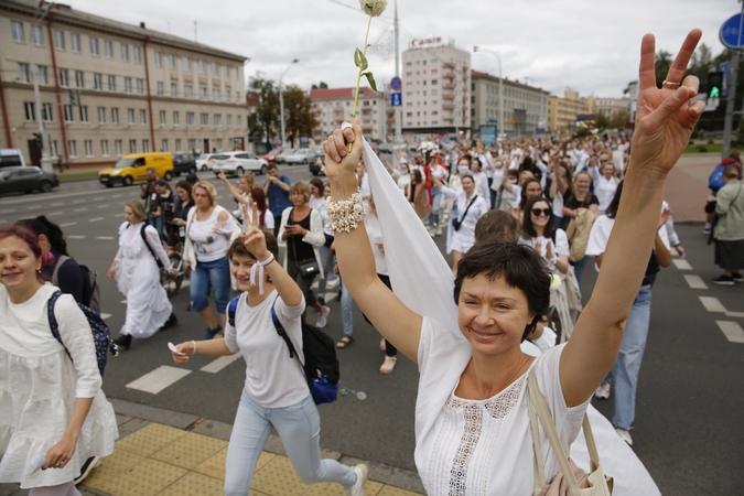 Minske keli šimtai baltai apsirengusių moterų susikibo į gyvąją grandinę