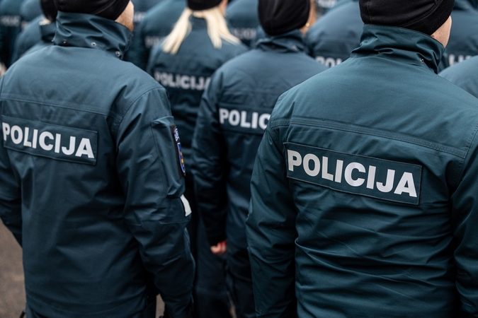 Šlapinosi ant policijos uniformos ar ne? Buvęs pareigūnas pateikė savo versiją
