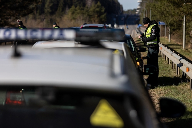 Statistika: šiemet per tris pirmus mėnesius kelių policijos pareigūnai užfiksavo per 13 tūkst. netinkamo naudojimosi mobiliuoju telefonu prie vairo pažeidimų.