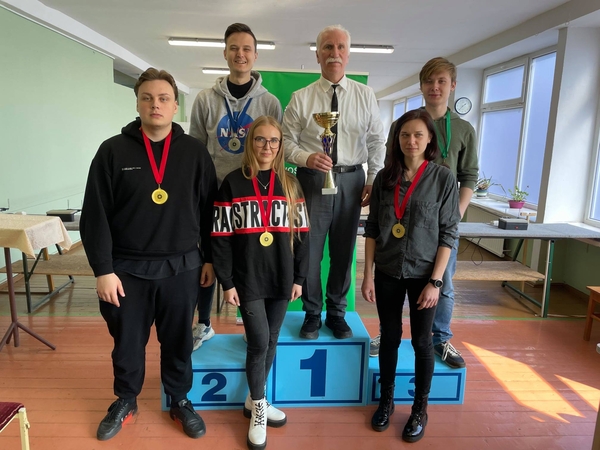 Talentas: Raudondvaryje gyvenančio kulkinio šaudymo trenerio R.Stankevičiaus (viduryje su nugalėtojų taure) auklėtiniai skina laurus įvairaus lygio varžybose.