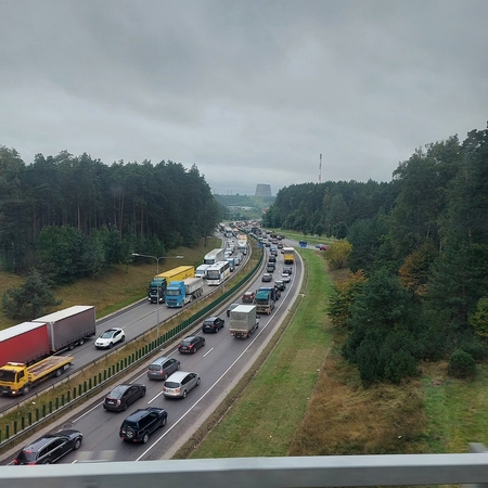Vilnių užkišo milžiniška spūstis, bet pareigūnai paguodžiančių žodžių neturi