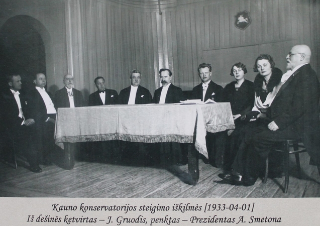 Pradžia: Kauno konservatorijos steigimo iškilmės 1933 m. ir lemtingasis K.Bizausko įsakymas Nr. 551, kuriuo 1920 m. spalio 1 d. mokykla perimama valstybės žinion.