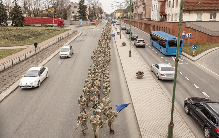Daug: miesto gatvėmis nusidriekė didžiulė proginiame bėgime dalyvavusių kariškių kolona.