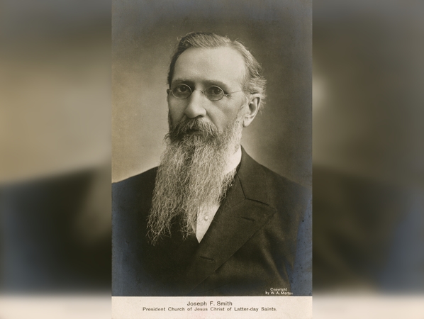 Vedlys: J. F. Smithas vyresnysis (1838–1918) – šeštasis Pastarųjų dienų šventųjų Jėzaus Kristaus bažnyčios prezidentas ir paskutinis prezidentas, asmeniškai pažinojęs mormonų tikėjimo įkūrėją J. Smithą jaunesnįjį, apie 1908 m.