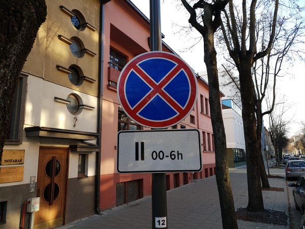 Kauno mieste sustatyti nauji automobilių stovėjimą ribojantys kelio ženklai