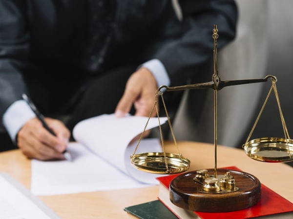 Teismas apgynė tarnybos metu užpultą VMVT inspektorę