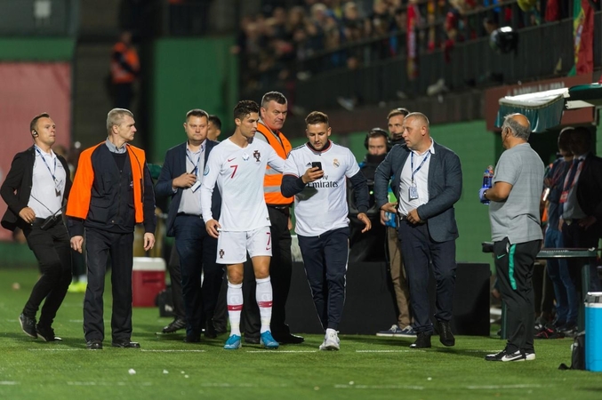 Asmenukę su C. Ronaldo norėjusiam pasidaryti vyrui gresia nemalonumai