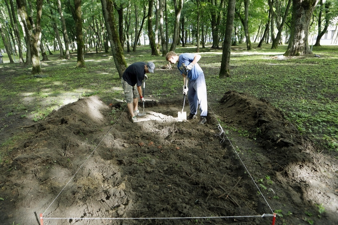 Archeologai Skulptūrų parke kapų neardys