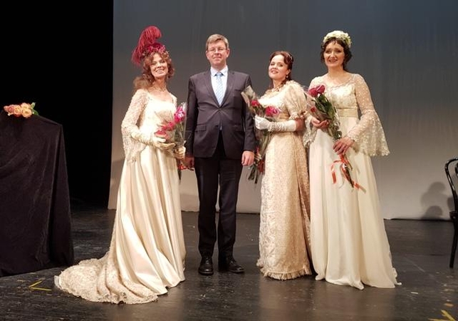 Aktorė V.Kochanskytė, Lietuvos ambasadorius Ukrainoje M.Janukonis, dainininkė G.Zeicaitė, pianistė Š.Čepliauskaitė Kalėdų šventės vakarą Kijevo teatre.