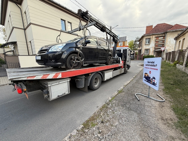 Miestas kovoja su chaotišku parkavimu Ąžuolyno prieigose: vairuotojai sulaukė baudų