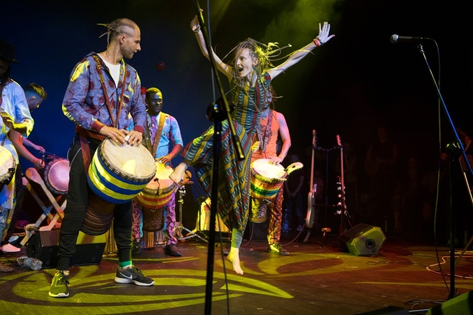 Dosnumas: Lodzės festivalio akimirkos. Pasikrovę saulės energijos Vakarų Afrikoje, I.Žigaitė ir A.Mačiulskis mielai dalijasi ja su kitais. 