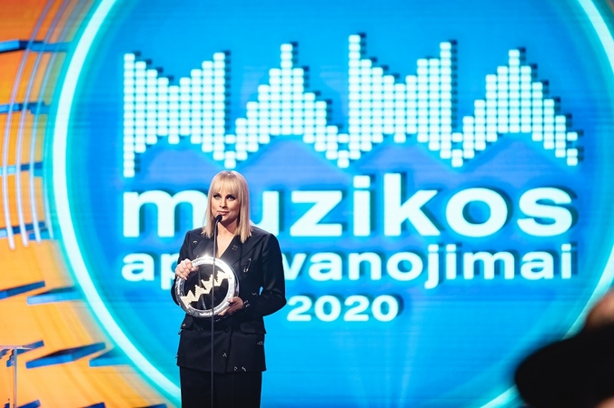 Naują dainą pristatanti I. Jankauskaitė: ji kelia antakius ir man