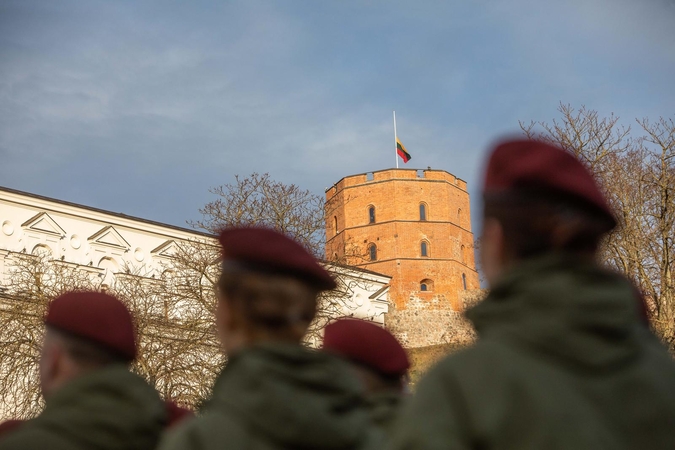 Gedimino pilies bokšte iškelta 2020-ųjų Lietuvos vėliava