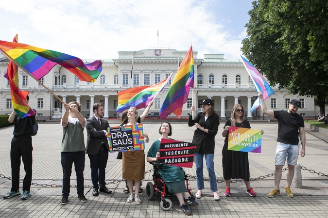 LGBT bendruomenė paragino prezidentą įsisegti vaivorykštės spalvų ženklelį