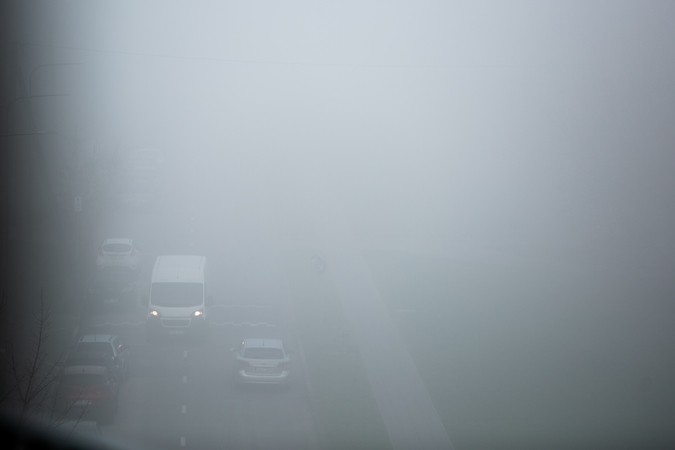 Eismo sąlygas kai kuriose šalies vietovėse sunkina rūkas
