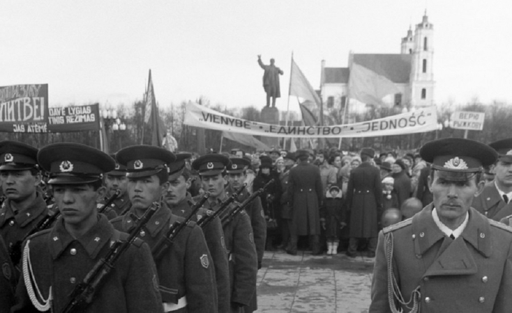 Du Seimo nariai siūlo uždrausti įvežti į Lietuvą daiktus su sovietų ir nacių simboliais