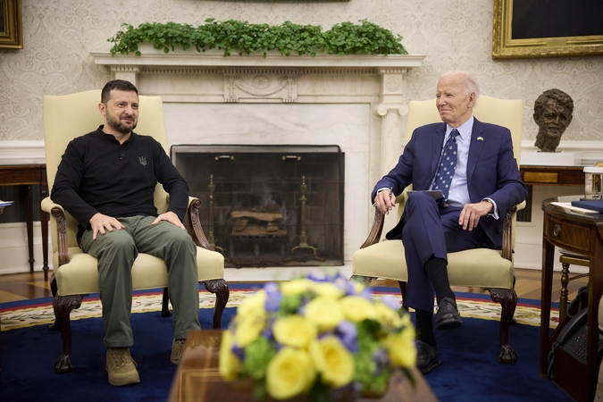 Volodymyras Zelenskis (kairėje) ir Joe Bidenas