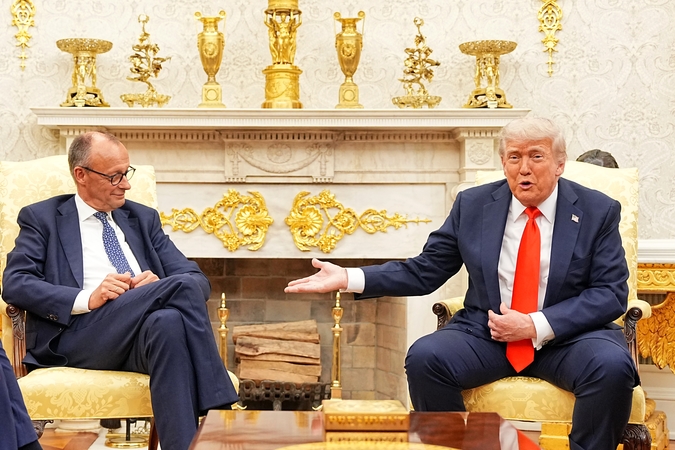 Friedrichas Merzas (kairėje) ir Donaldas Trumpas