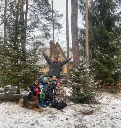 Žaliaskarė: šalia miško gyvenančiai Eglės šeimai nekyla klausimų, kokią eglę puošti Kalėdoms.