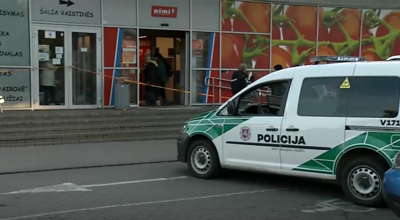 Šūviais į parduotuvės apsaugos darbuotoją įtariamam vyrui – blogos žinios 