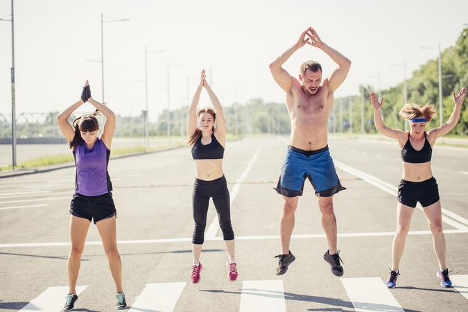 Vasarą svarbu nepamiršti sportuoti: penki smagūs būdai išnaudoti gerą orą