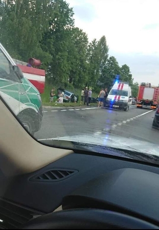 Automobiliai nulėkė į griovį: į ligoninę išvežti šeši žmonės, vienas jų mirė