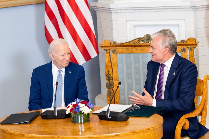 Joe Bidenas (kairėje) ir Gitanas Nausėda
