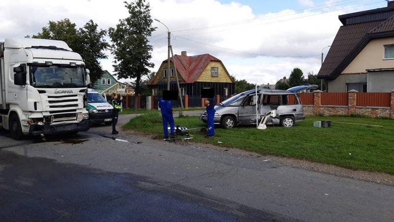 Vilkikas rėžėsi į „Pontiac“, garbaus amžiaus vairuotojas išvežtas į ligoninę