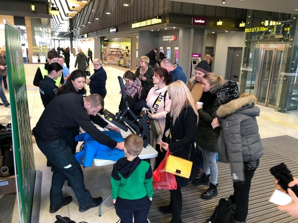 Kauno autobusų stotyje pareigūnai dovanojo atšvaitus
