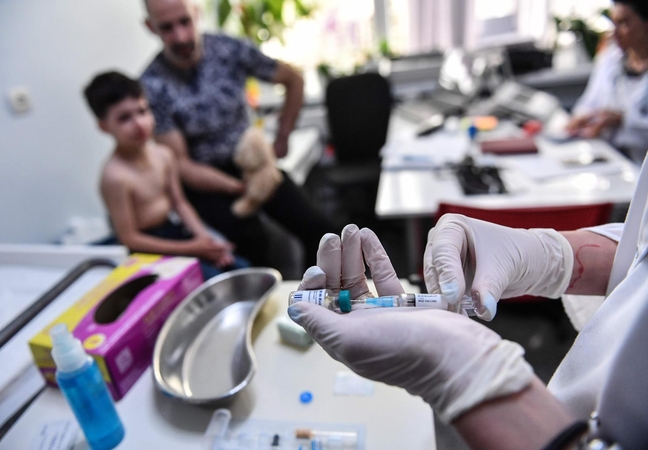 Sergamumas tymais ir toliau auga: kuriose savivaldybėse mažiausiai skiepijami vaikai?