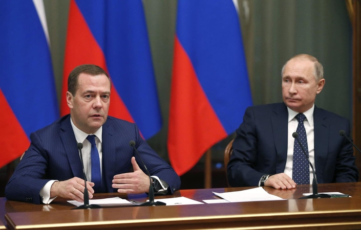 Dmitrijus Medvedevas (kairėje) ir Vladimiras Putinas