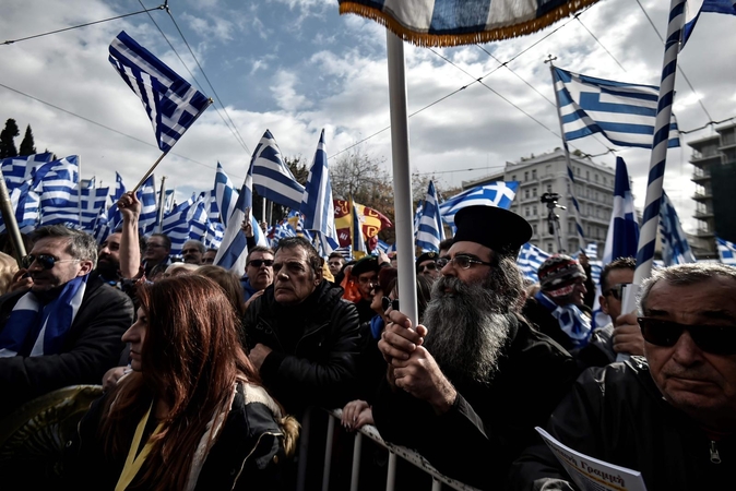 Tūkstančiai žmonių Atėnuose protestavo prieš pavadinimo susitarimą su Makedonija