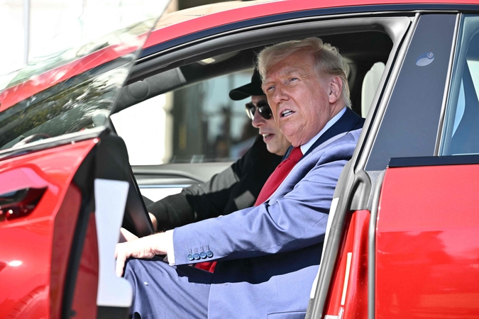 Trumpas paskelbė naujus muitus automobilių ir jų dalių importui